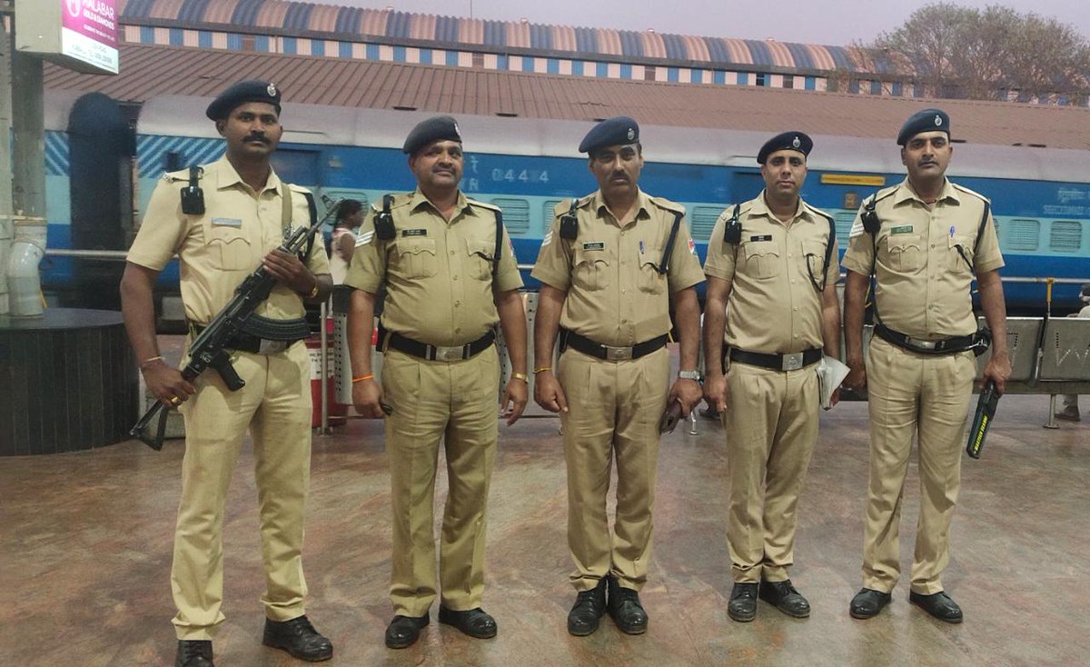 arunkbh's tweet photo. For the 1st time in #Hubballi @SWRRLY provides Body Worn Camera System to their #RailwaySecurityForce at Hubballi Railway Station @NewIndianXpress @XpressBengaluru @santwana99 @ramupatil_TNIE @Amitsen_TNIE @PramodKV_TNIE @HiremathTnie @Hubballi_Infra @HubliCityeGroup @hublimandi https://t.co/jhe8f0qw6a