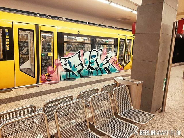 berlingraff's tweet photo. FLIK — #berlin #graffiti #berlintrains #berlingraffiti #graffitiberlin #fotoboom #bombing #trains #граффити — © BERLIN GRAFFITI — TAKEN FROM "TRAINS IN TRAFFIC #38" https://t.co/rcMeKfjJgd https://t.co/aFoUbwvpqs