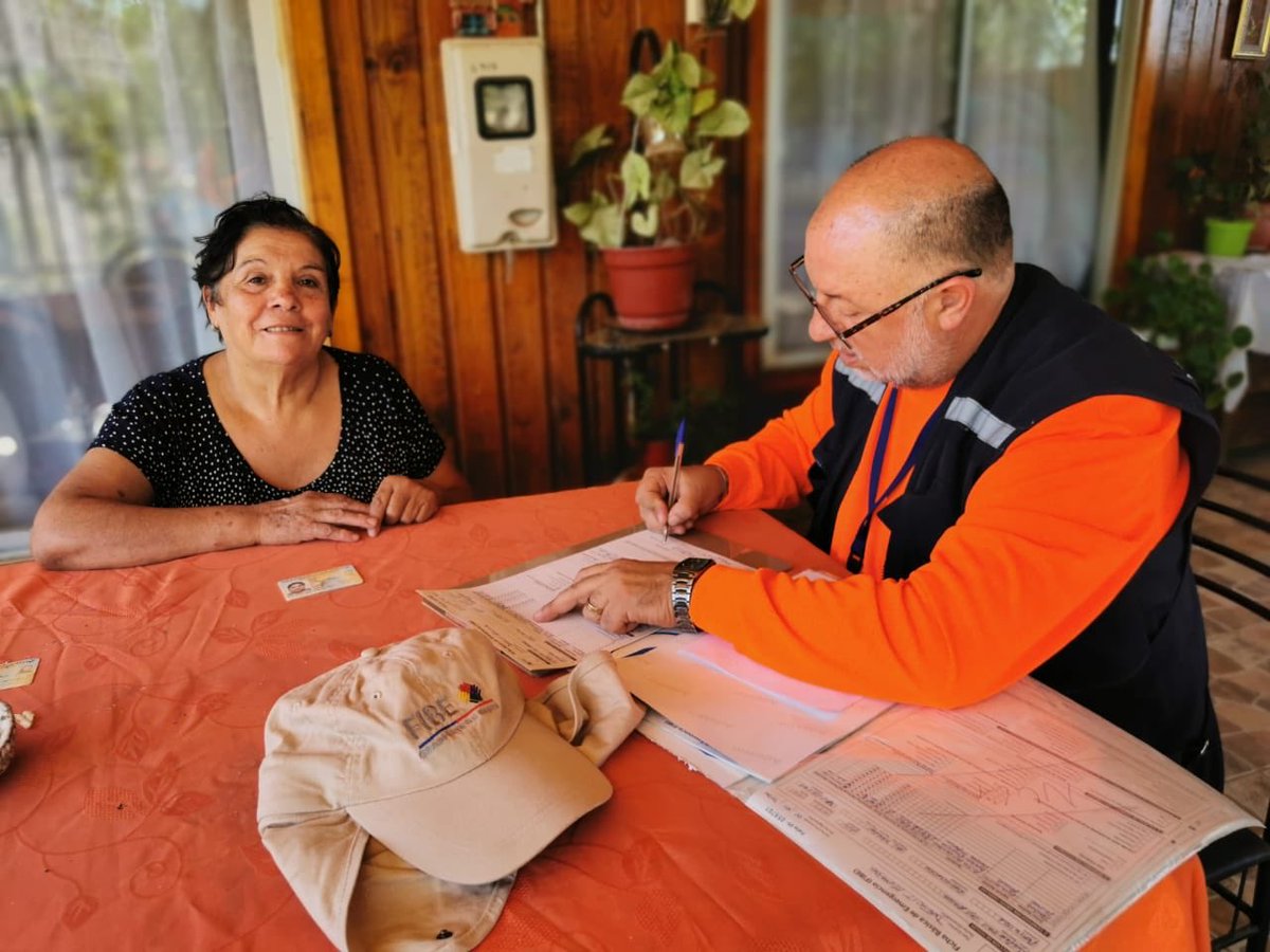 MDSValparaiso's tweet photo. ⭕️En la localidad Del Valle Los Olmos en #Petorca aplicando como equipo @MinDesarrollo la Ficha Básica de Emergencia Hídrica, instrumento que permitirá llegar con ayuda más focalizada a las familias afectadas por la sequia✅👏 https://t.co/u4Fs6xsuho