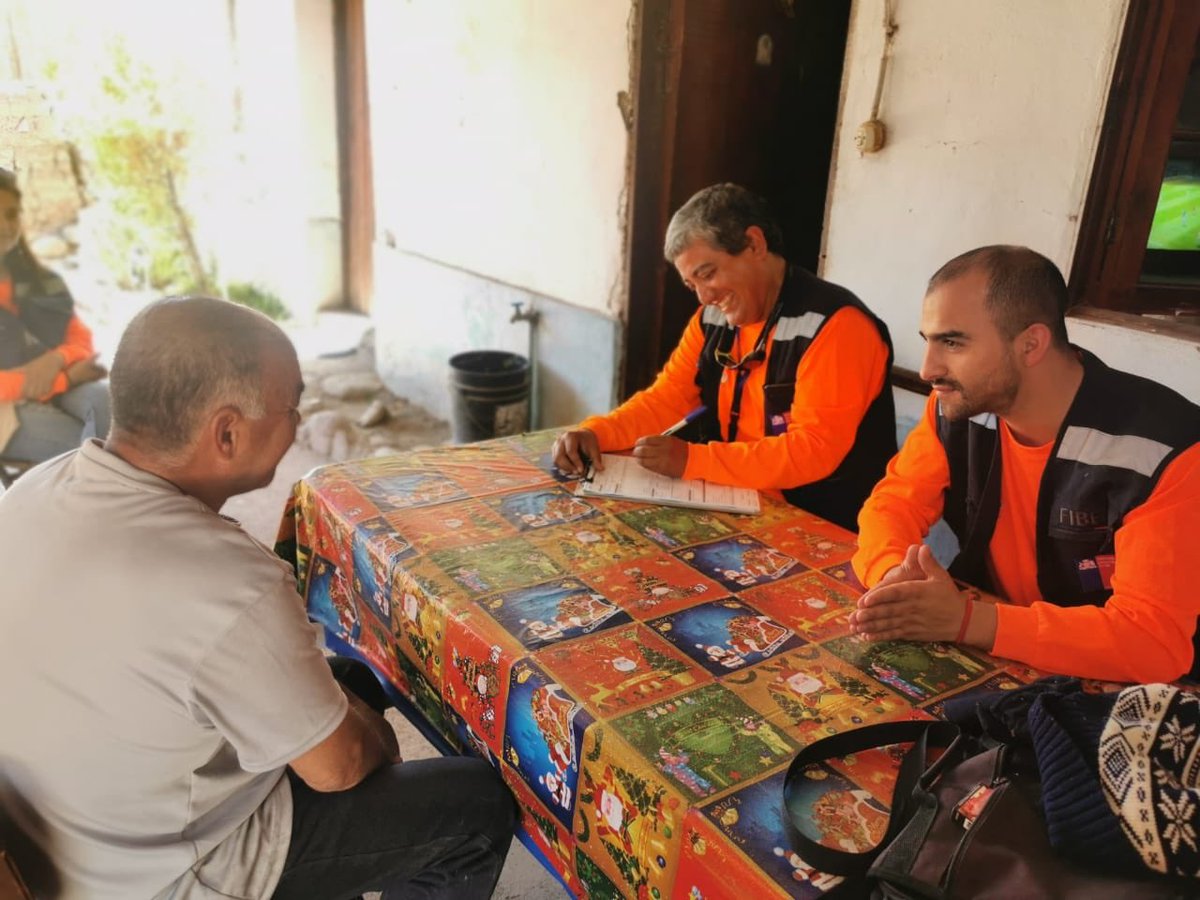MDSValparaiso's tweet photo. ⭕️En la localidad Del Valle Los Olmos en #Petorca aplicando como equipo @MinDesarrollo la Ficha Básica de Emergencia Hídrica, instrumento que permitirá llegar con ayuda más focalizada a las familias afectadas por la sequia✅👏 https://t.co/u4Fs6xsuho