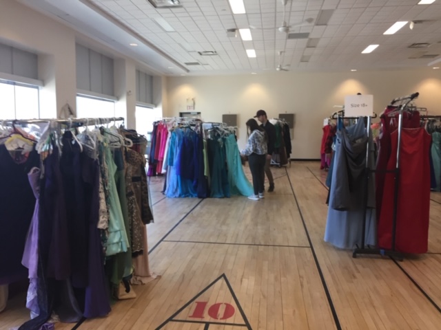 MainSt_CUCA's tweet photo. Come visit us from 10 am - 2 pm at the Strathroy Seniors Centre as we kick off this year's Prom Project! This event promotes FREE formal wear for those who otherwise could not afford them. https://t.co/uNztGkI8al #promproject #promprojectstrathroy https://t.co/gQyBmAQ2CC