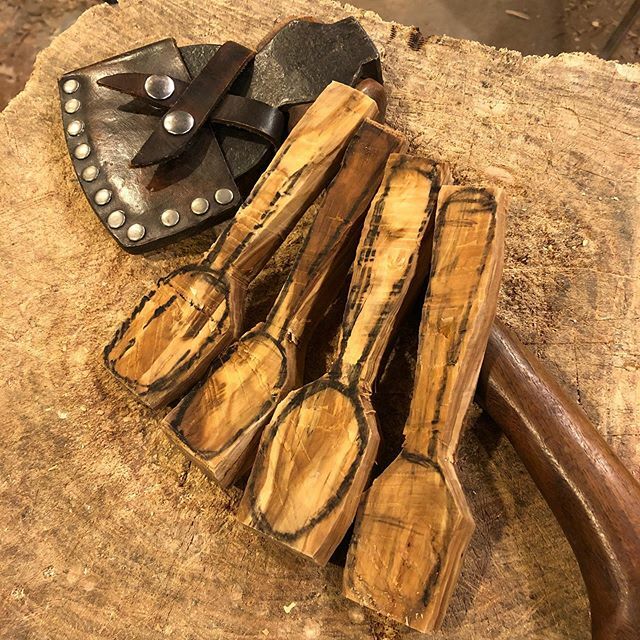 People like cooking spoons....but every time I reach into my blank stash I grab an eating spoon to carve....so here are 4 spalted crab apple eating spoons. I likes what I likes. 😁
.
.
.
#spooncarving #greenwood #carving #sloyd ift.tt/2HLkVDd