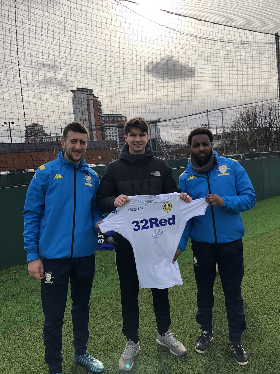 AdelChermiti's tweet photo. Amazing day today working with Leeds United academy coaches https://t.co/Oj5Vg0wcFi