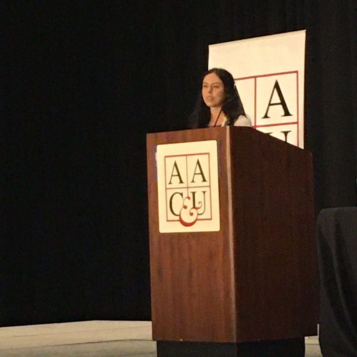 bumbaugh's tweet photo. Jennifer Kubota of @UDelaware on what neuroscience tells us about bias, diversity, equity, and inclusive pedagogy #AACUGenEd https://t.co/6XNY2nWPoE