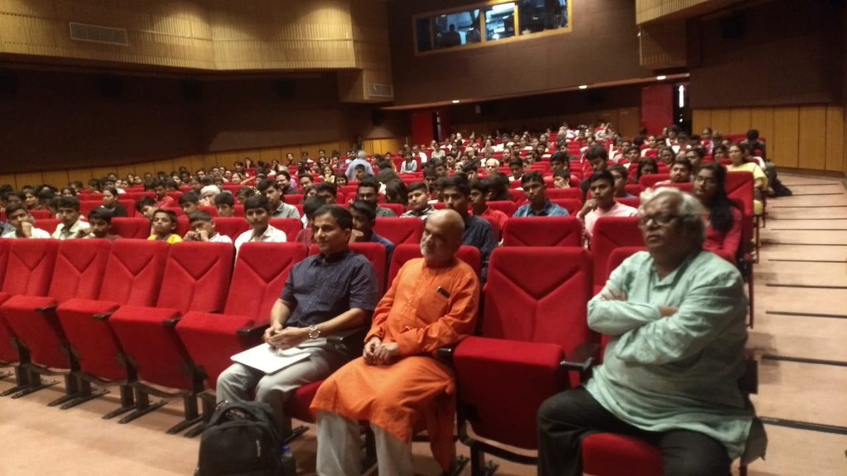 mitali_inamdar's tweet photo. Cinephiles enjoy the talks on extraterrestrial life and epigenetics.
@NFAIOfficial @IISERPune @theysslab @sanshodhanindia #Punescififest #PSFF20 #housefull #life_earthandbeyond #Day2 @SanjeevSaGa @YShouche @PrakashMagdum https://t.co/x6XCsdrAFi