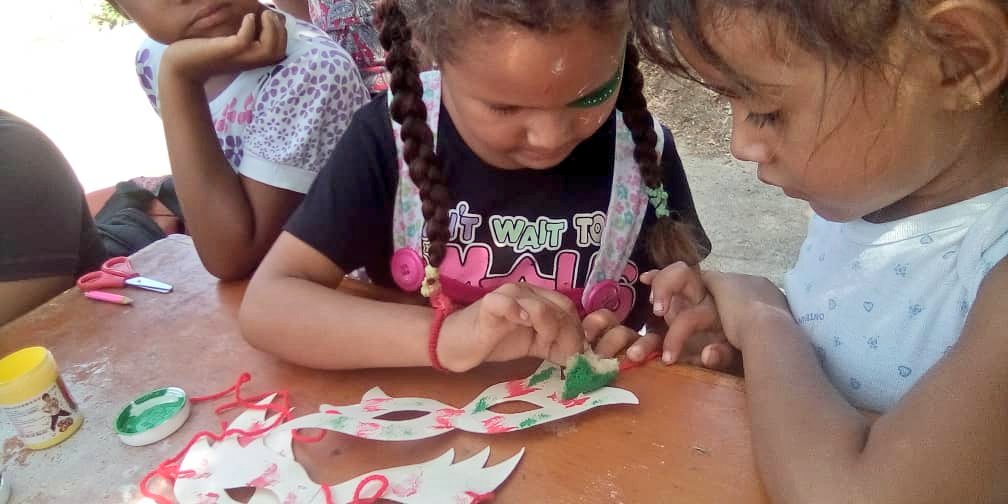 RomeroFelixE's tweet photo. Nos mueve la alegria y la magia que hay en nuestros niñ@s, por eso #HOY #22Feb nuestra @JuventudPsuvSS y el equipo de gobierno se desplegaron en el S/Los Manantiales para compartir, actividades recreativas en los 1eros. Carnavales Comunales de San Sebastián #CarnavalesParaTi2020 https://t.co/4DtCz2Ty42