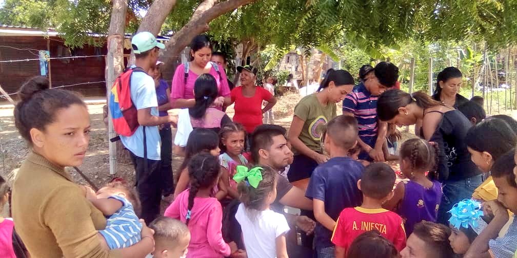 RomeroFelixE's tweet photo. Nos mueve la alegria y la magia que hay en nuestros niñ@s, por eso #HOY #22Feb nuestra @JuventudPsuvSS y el equipo de gobierno se desplegaron en el S/Los Manantiales para compartir, actividades recreativas en los 1eros. Carnavales Comunales de San Sebastián #CarnavalesParaTi2020 https://t.co/4DtCz2Ty42