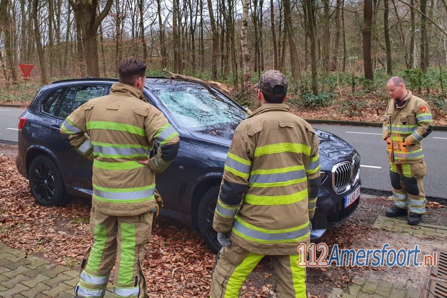 Dode boom valt om in #Amersfoort en raakt voorbijrijdende BMW. 112Amersfoort.