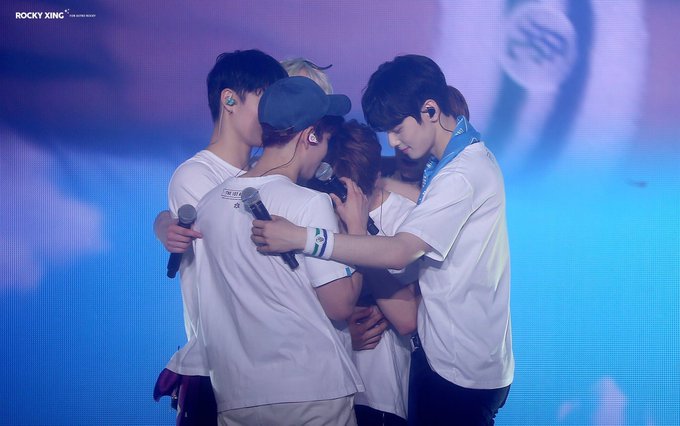 mspbbs's tweet photo. ¿Qué es lo que hace a @offclASTRO un grupo perfecto? 
→La humildad. 
→La alegría. 
→La energía. 
→La pasión hacia lo que hacen. 
→El talento. 
→El esfuerzo 
→El amor entre ellos. 
→El amor hacia aroha. 
Y mucho más. 
#ASTRO_AROHA_4EVER https://t.co/Ncu32O4IoX