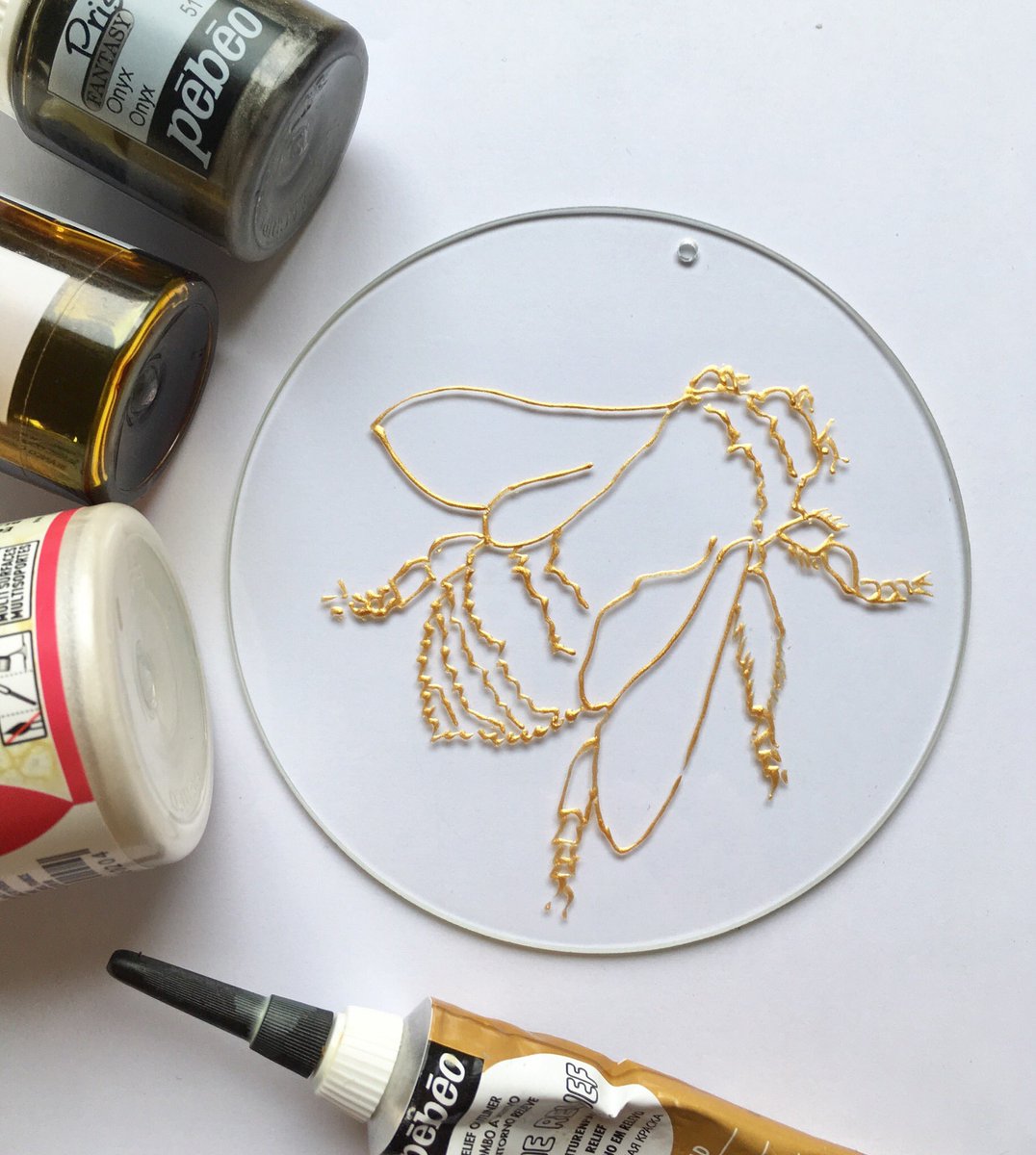metimeglass's tweet photo. Bee time for a tea on this Saturday afternoon #bee #glasspainting #handmade  #wip #art https://t.co/XfsERXJjWL