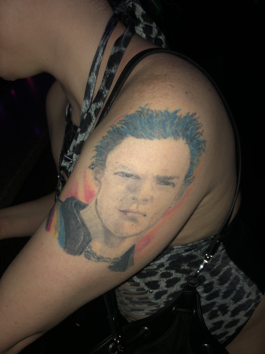 LeWolves's tweet photo. @sesshomahoe Saw this at a strip club in Philly. The dancer was coo. https://t.co/Om4epmPyi4
