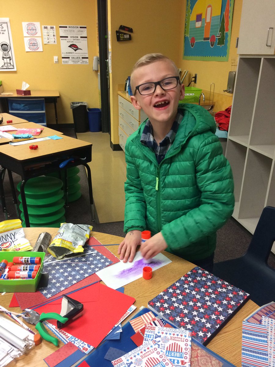 MrsPerkinsTeach's tweet photo. After weeks of fine tuning their writing skills and preparing for the U.I.L. competition, my 2nd grade Creative Writers got to create their very own writing journals for future writing.  Keep writing future authors! #AubreyProud #inspiringchaps https://t.co/85f46L8YCL