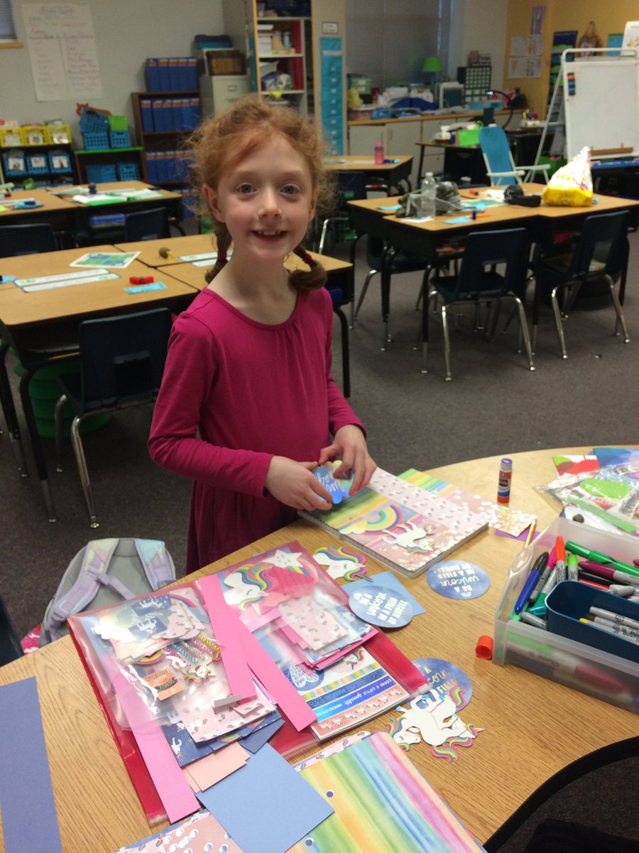 MrsPerkinsTeach's tweet photo. After weeks of fine tuning their writing skills and preparing for the U.I.L. competition, my 2nd grade Creative Writers got to create their very own writing journals for future writing.  Keep writing future authors! #AubreyProud #inspiringchaps https://t.co/85f46L8YCL