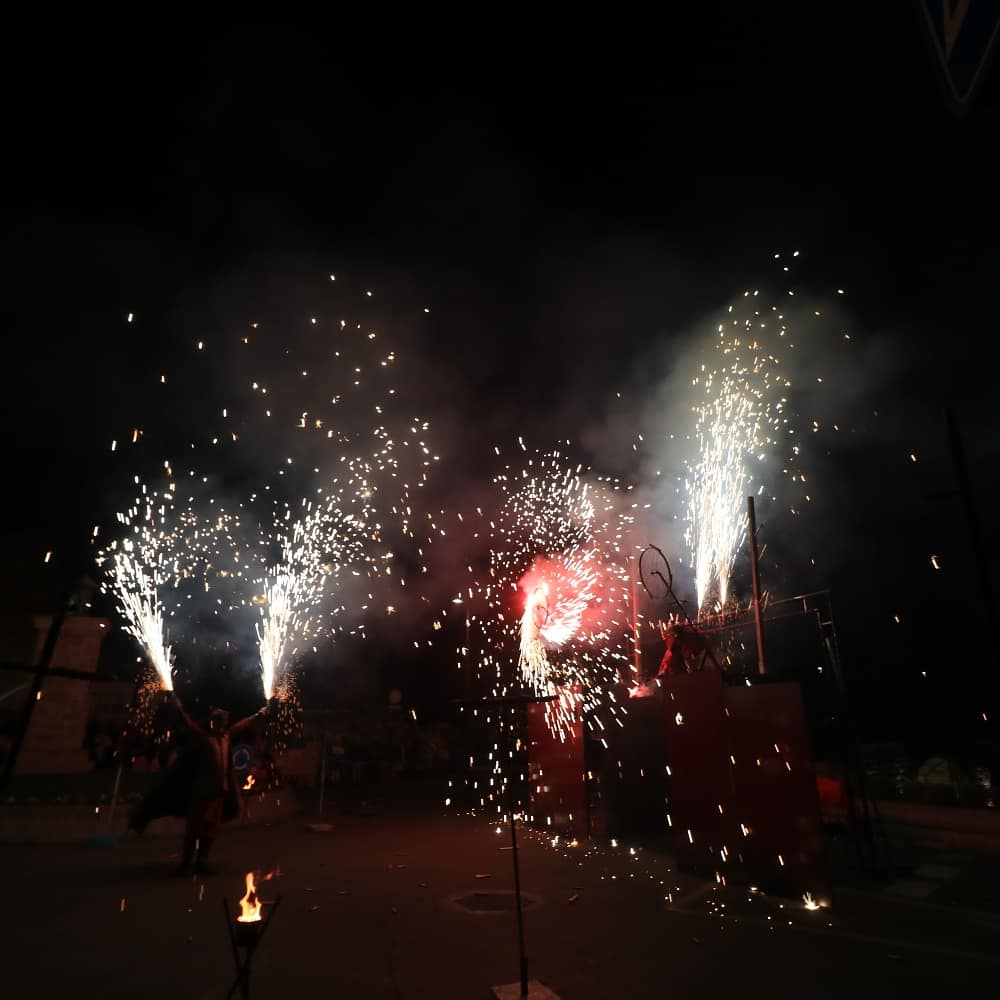 Frankiller23's tweet photo. Espectáculo de #Pirotecnia y sonido para dar comienzo al #CarnavalRomano en #Merida.
#MeridaMola #MeridaEnamora #Photography #Canon #760D https://t.co/ktZVucIttG