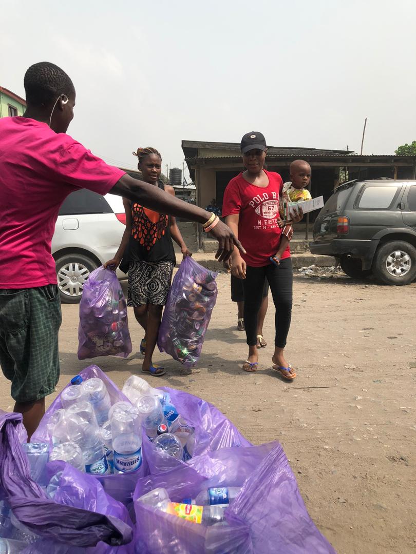 taiwoadewole's tweet image. During the Denziot Bluebox awareness at Ajah, @fabenigeria also demonstrated upcycling , while @fbralliance also presented incentives to those who have been recycling already at Ajah and @Lawma_gov also distrubted the purple bags for collection of recycables items