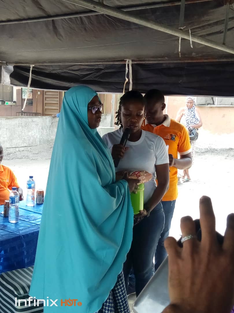 taiwoadewole's tweet image. During the Denziot Bluebox awareness at Ajah, @fabenigeria also demonstrated upcycling , while @fbralliance also presented incentives to those who have been recycling already at Ajah and @Lawma_gov also distrubted the purple bags for collection of recycables items