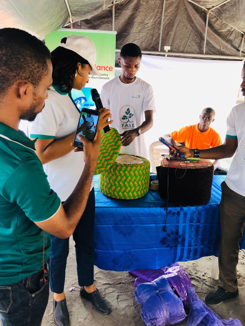 taiwoadewole's tweet image. During the Denziot Bluebox awareness at Ajah, @fabenigeria also demonstrated upcycling , while @fbralliance also presented incentives to those who have been recycling already at Ajah and @Lawma_gov also distrubted the purple bags for collection of recycables items