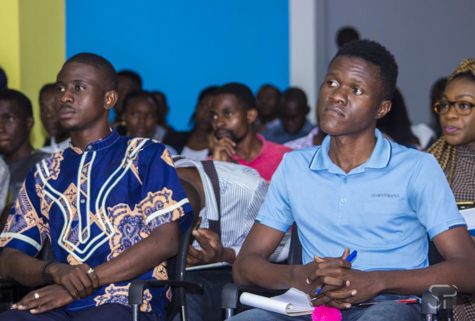 community_days's tweet photo. #DÉCOUVERTE

Pour le #CommunityDayBrazza002, nous avons eu le plaisir d'accueillir en découverte la startup @AgriZoom_App présentée par son fondateur @steve111MV. @Yekolab @community_days @AdiacCongo, @AFRICA24TV @canalplus https://t.co/Kp7ilHRtcu