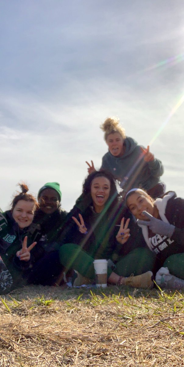 kenziemichelle3's tweet photo. Meet days are long but it is never a dull moment with my crew. #GirlGang #WeThrow #ReedyTrackandField #Purpose #RHSRoar #FISDInvitational #hashtags4dayz #amirite https://t.co/WqP4cIuCd1