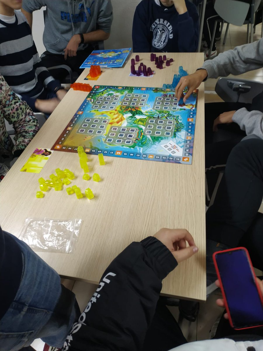 AFIM21_alm's tweet photo. ayer pasamos un buen rato en el taller de juegos en la #asociacionlapalmera donde se celebrara el proximo 6 de marzo en la sede de #afim21 en la calle doctor barraque Nº18, ¡alli os esperamos!
gracias a @FundlaCaixa @fapacealmeria @EnergiaEDP https://t.co/RnbcwG7Cgy
