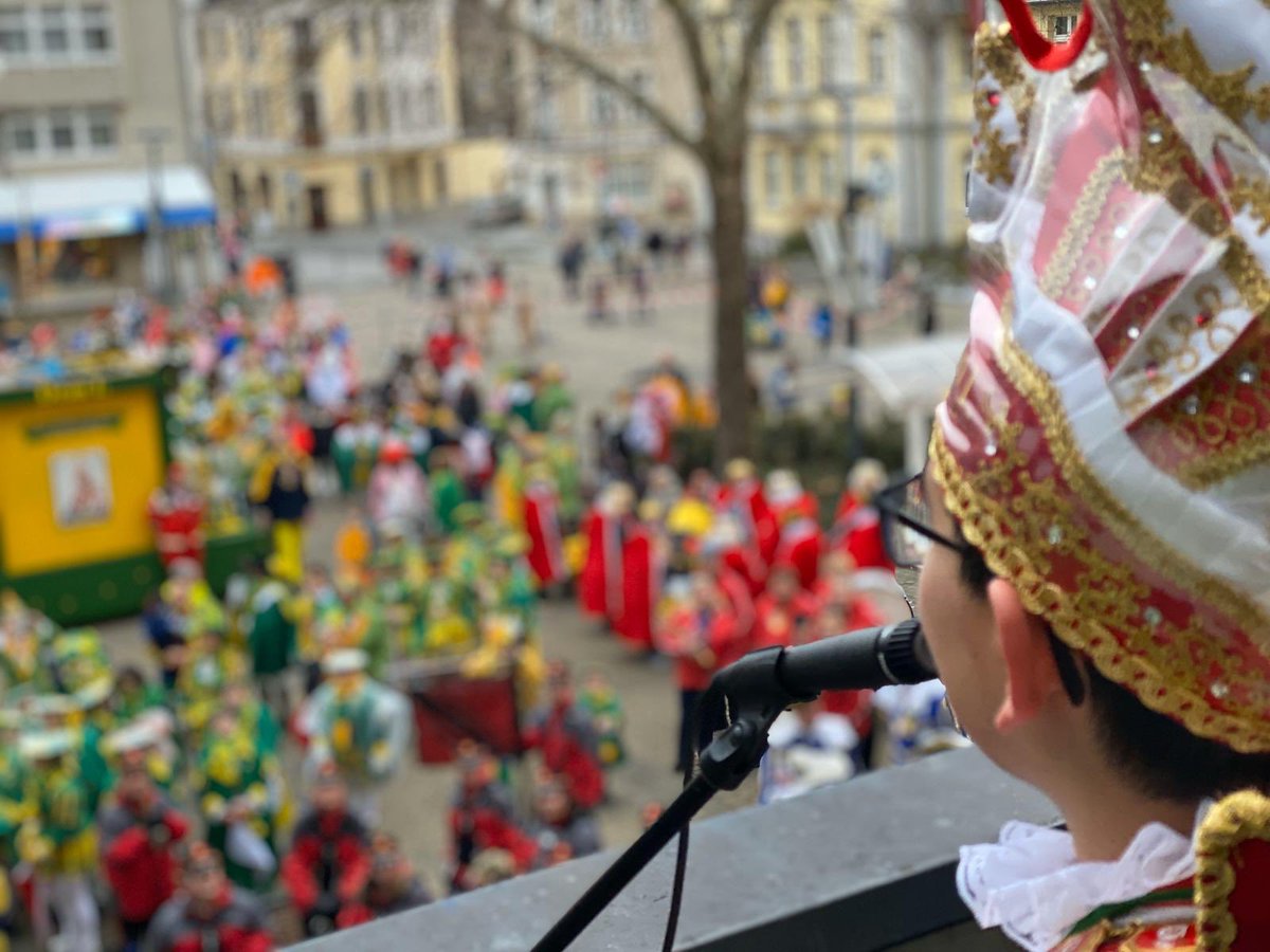 GroWeKa's tweet photo. Ein großer bunter Zug ist bei Gottseidank trockenem Wetter am Ziel angekommen! Danke an alle Teilnehmer und Organisatoren! Ohne euch wäre dieser Tag nicht möglich 💛💚
#danke #kinderzug #kinderkarneval #meinwesseling #wesseling #sonneimherzen #bunt #session2020 https://t.co/F6FL6DlGQf