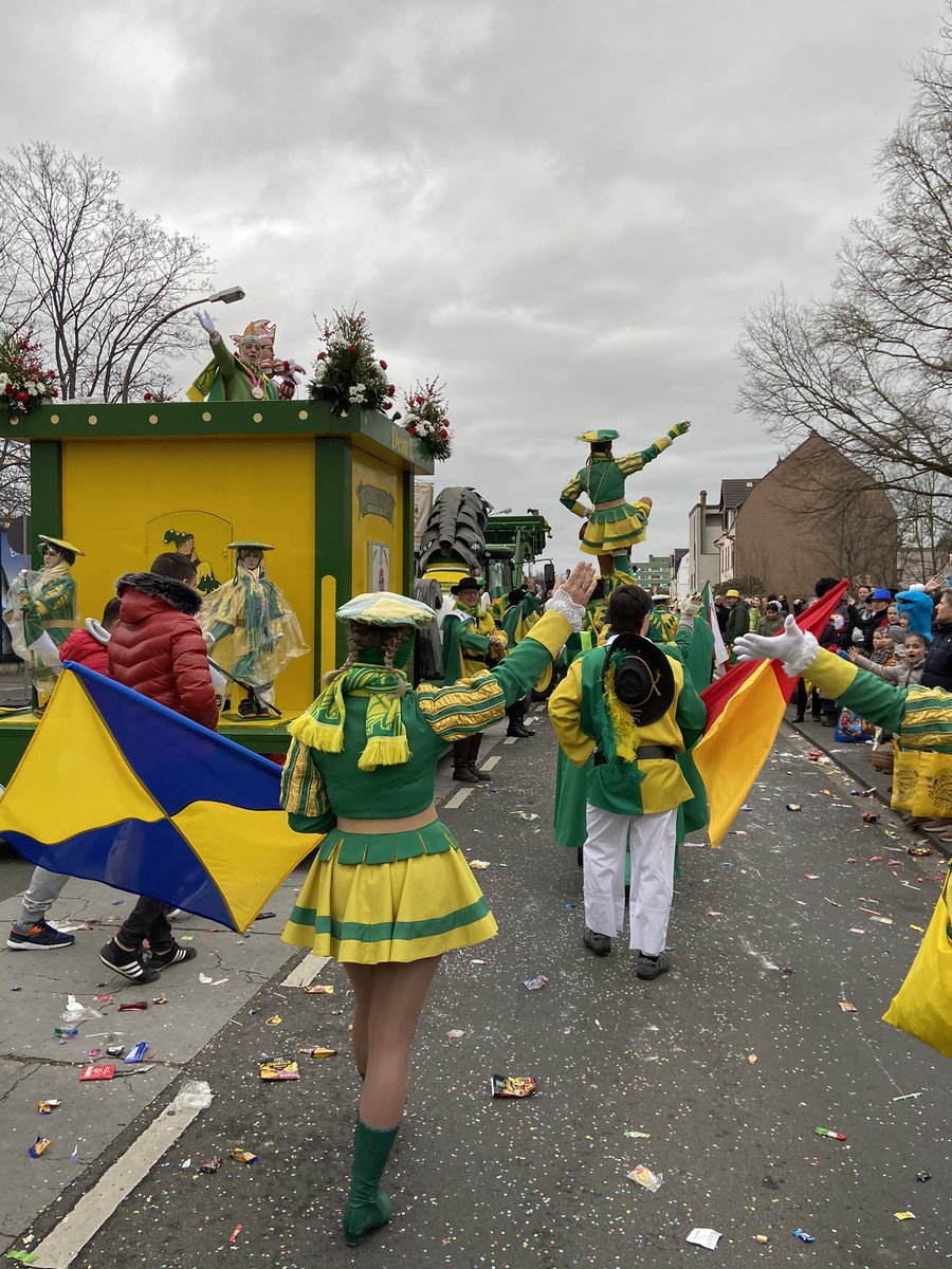 GroWeKa's tweet photo. Ein großer bunter Zug ist bei Gottseidank trockenem Wetter am Ziel angekommen! Danke an alle Teilnehmer und Organisatoren! Ohne euch wäre dieser Tag nicht möglich 💛💚
#danke #kinderzug #kinderkarneval #meinwesseling #wesseling #sonneimherzen #bunt #session2020 https://t.co/F6FL6DlGQf