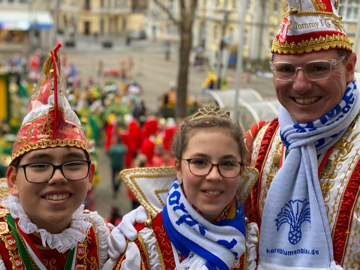 GroWeKa's tweet photo. Ein großer bunter Zug ist bei Gottseidank trockenem Wetter am Ziel angekommen! Danke an alle Teilnehmer und Organisatoren! Ohne euch wäre dieser Tag nicht möglich 💛💚
#danke #kinderzug #kinderkarneval #meinwesseling #wesseling #sonneimherzen #bunt #session2020 https://t.co/F6FL6DlGQf