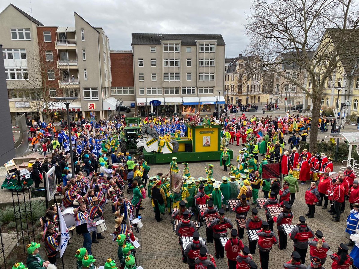 GroWeKa's tweet photo. Ein großer bunter Zug ist bei Gottseidank trockenem Wetter am Ziel angekommen! Danke an alle Teilnehmer und Organisatoren! Ohne euch wäre dieser Tag nicht möglich 💛💚
#danke #kinderzug #kinderkarneval #meinwesseling #wesseling #sonneimherzen #bunt #session2020 https://t.co/F6FL6DlGQf