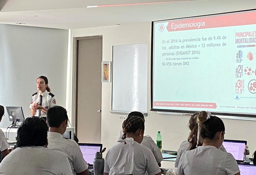 SUUMA_CDMX's tweet photo. CAPACITACIÓN: Clase de "Emergencias Metabólicas" por la doctora Alejandra Cabrera a la generación 38 de paramédicos. https://t.co/HCevlTfdxy