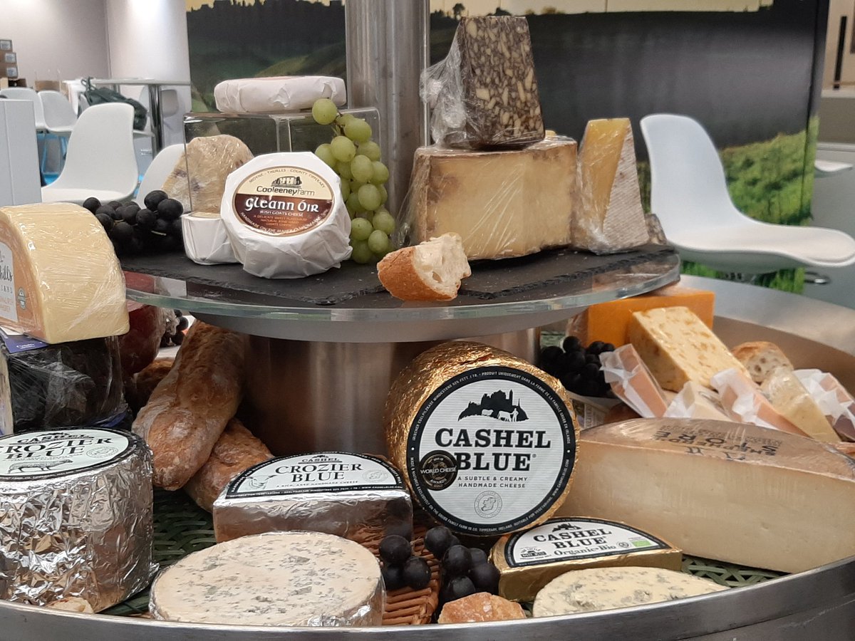 All set, les fromages Irlandais au @SalonduFromage #Paris with @Bordbia @OriginGreen @CahillsCheese @CooleeneyFarm @durruscheese @Fallscheese @KnockanoreFarm