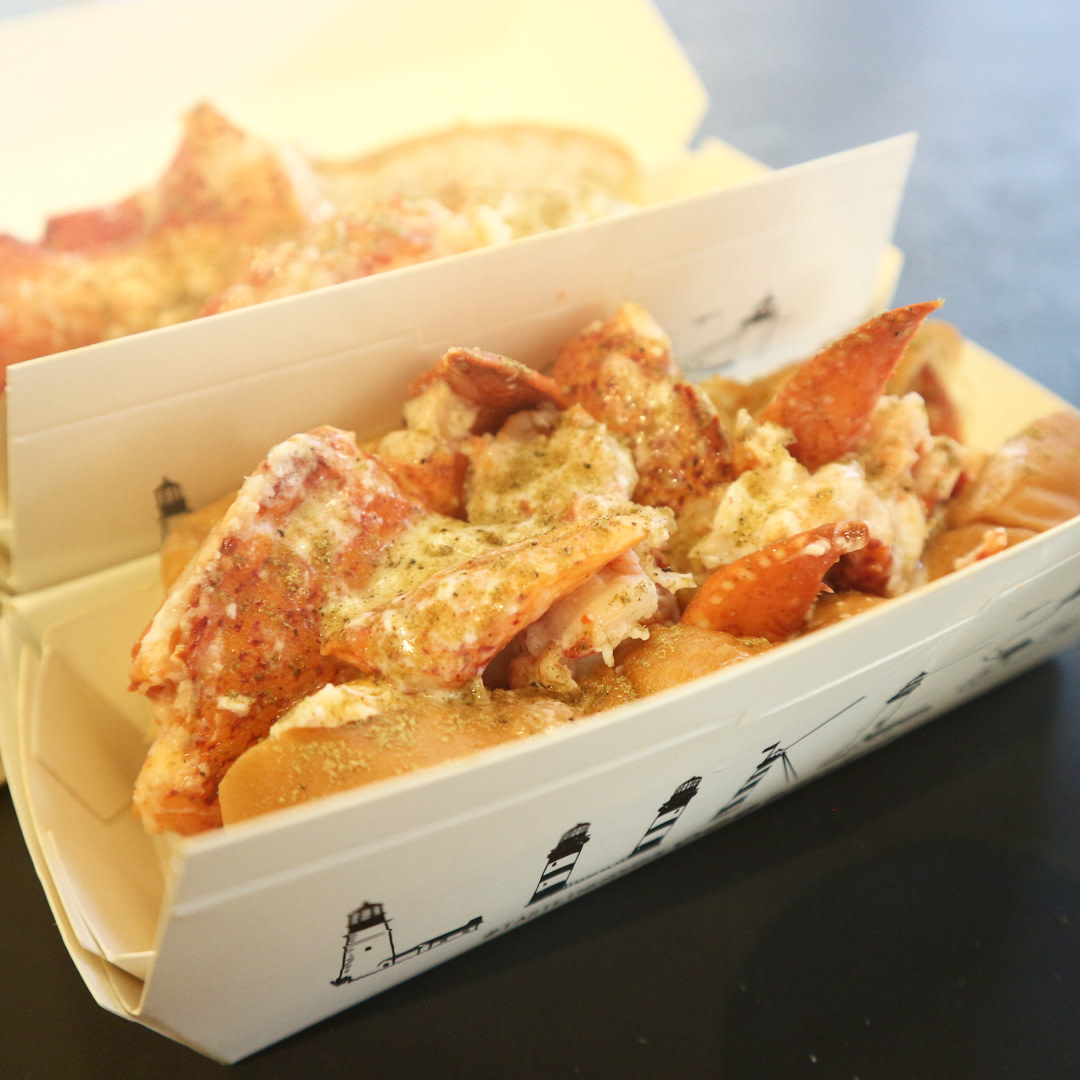 Treat yourself to a deliciously warm lobster roll from @lukeslobster 🦀💛