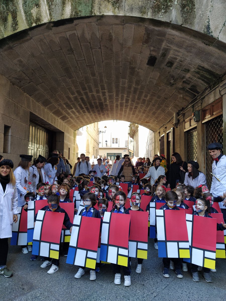 MarOuEI's tweet photo. Disfrutando de nuestro desfile de carnaval: Ahora somos artistas!!! @maristasourense https://t.co/BZgA3c42NT