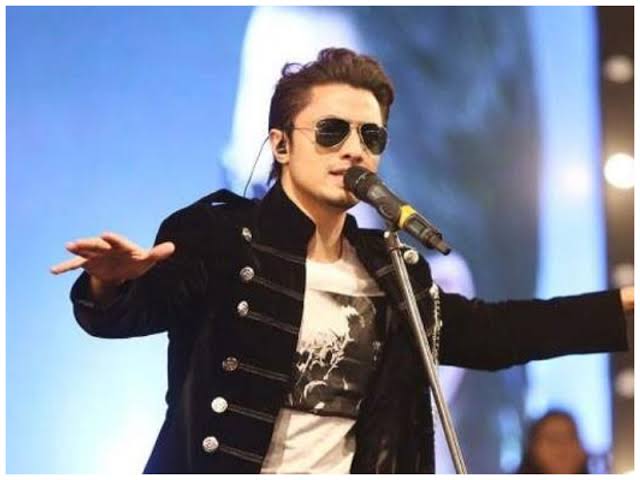 ozair_khattak's tweet photo. WE WANT ALI BACK♥️
WE WANT PSL ANTHEM💚
Guyz, it's time to show some love and support for this man ♥️
Let's make it a trend
#WeWantAliBack
@AliZafarsays shabash dil se jaan laga de phir seetiyan bajay ge 🔥🔥
#AliZafar #PSLV ♥️♥️ https://t.co/89071EBVVJ