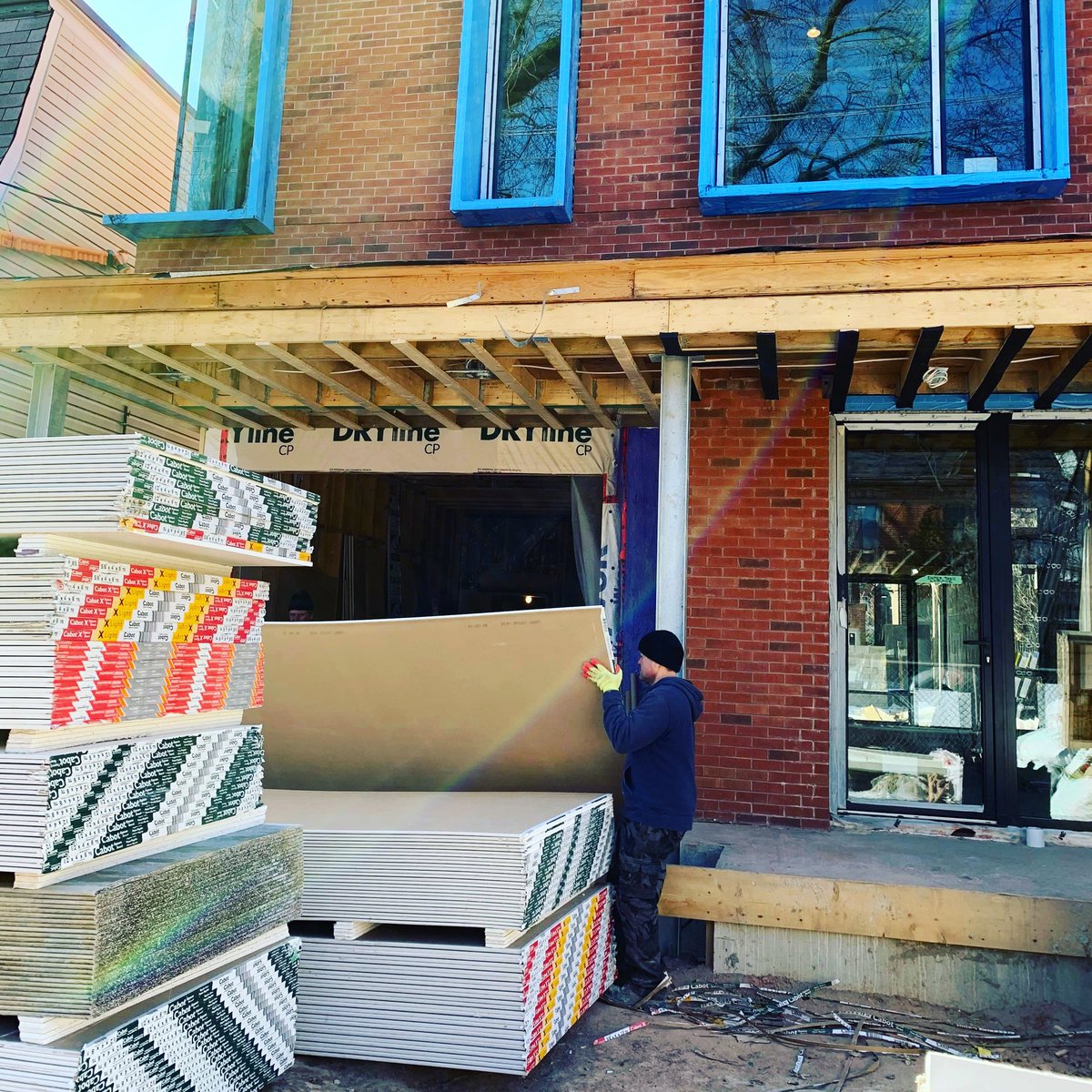 royaldrywall's tweet photo. Beautiful and sunny day for some drywall delivery! Super fun project at this ultramodern home. Insulation is ✅ now it’s time for drywall installation. 
.
.
.
#drywallersinthecity #torontodrywall #royaldrywallca #drywallcontractor #homebuilder #customhomes https://t.co/OrGoMbj8jV