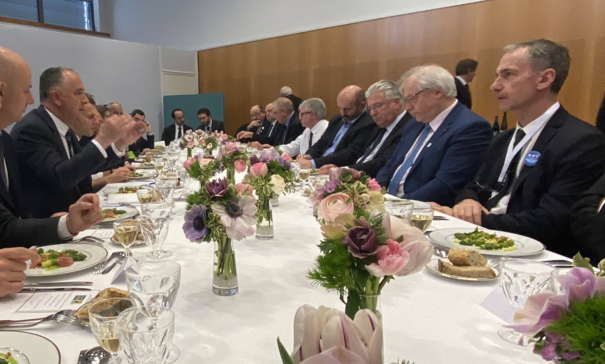JacquesCreyssel's tweet photo. Déjeuner de près de 2h30 avec @EmmanuelMacron au #SalonAgriculture. Une occasion d’évoquer la révolution de la consommation, le travail des interpros sur les enjeux sociétaux et les multiples initiatives des enseignes en matière de #commerce responsable. @FCDfrance https://t.co/OFQEGUCcOy
