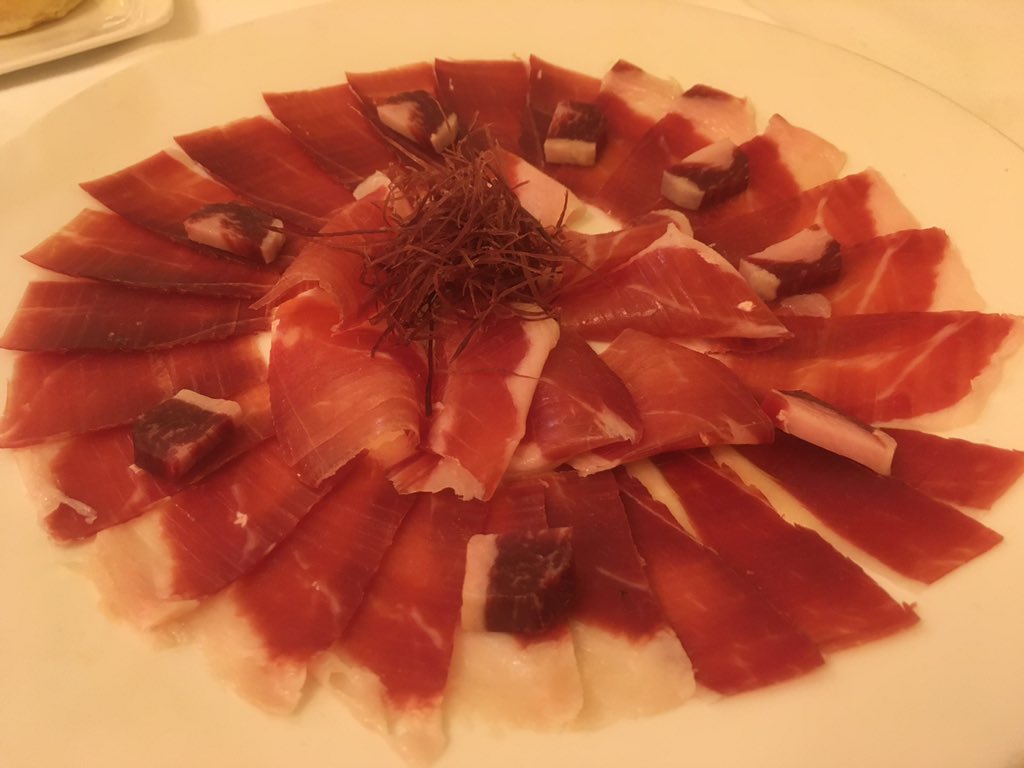 FeuillesMille's tweet photo. #Jaylu, Sevilla, Las decepciones son mayores cuando las expectativas son muy altas. Jamón simplemente correcto. Lomos de lenguado con Parmentier y alcachofas frías. Lo mejor, las zamburiñas. Además, unas aceitunas mediocres y alguna referencia agotada. https://t.co/oTk8tff77G