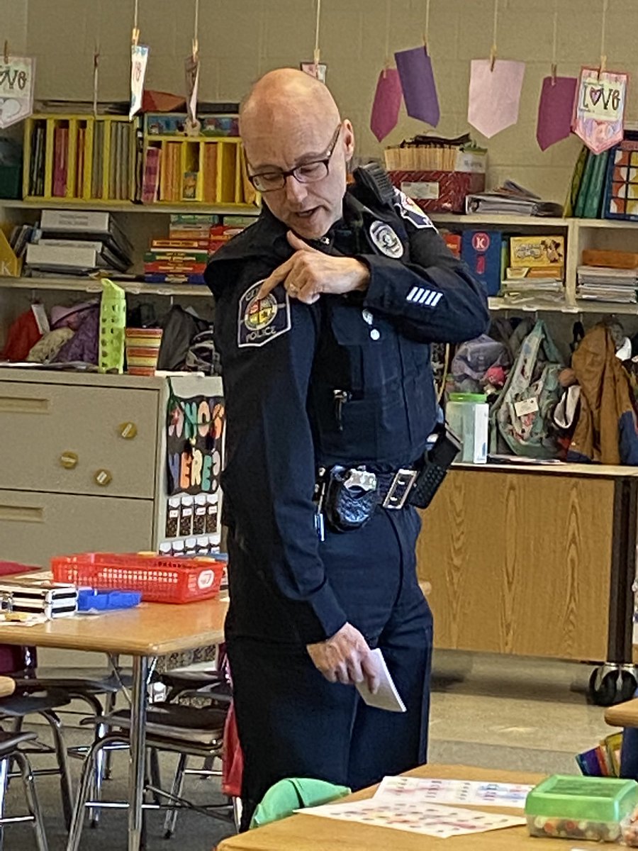 MrsBurnsKB's tweet photo. Thank You Officer Parisi for meeting with the HES Kindergarteners!  @MrsBurnsKB @heartlandhawks https://t.co/yaNs7bsf9P