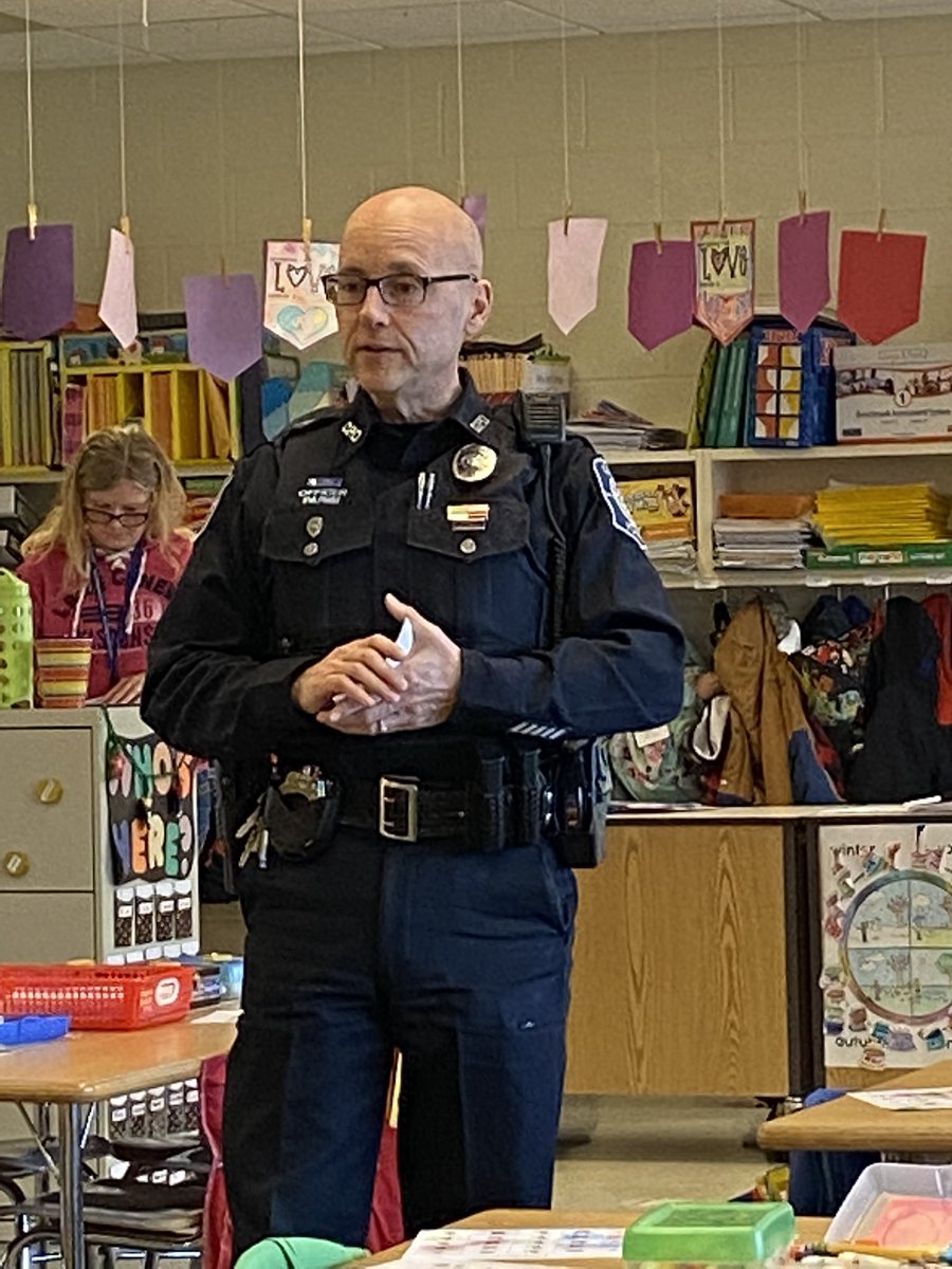 MrsBurnsKB's tweet photo. Thank You Officer Parisi for meeting with the HES Kindergarteners!  @MrsBurnsKB @heartlandhawks https://t.co/yaNs7bsf9P