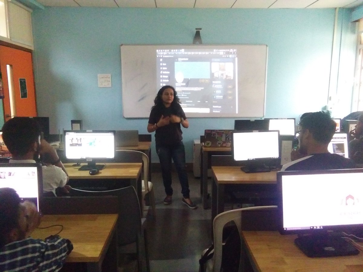 GSFMumbai's tweet photo. You cannot teach a man anything ,you can help to find it within himself 🙋
Amazing session @madmandalic
@PranitaKhaire
Thanks to @anubhamane
@Girlscript1 ❤💯
#PythonDjangoWorkshop #GSFMumbai #Girlscript #letscodeforfreedom https://t.co/SZG6QxCwPP