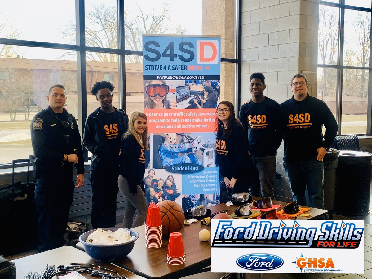 MI_S4SD's tweet image. Peer to peer teaching at L’Anse Creuse high school. Students from the Pellerin center spreading their teen safe driving message to the entire student body. @FordDSFL @MIOHSP #S4SD #JustDrive Michigan.gov/S4SD