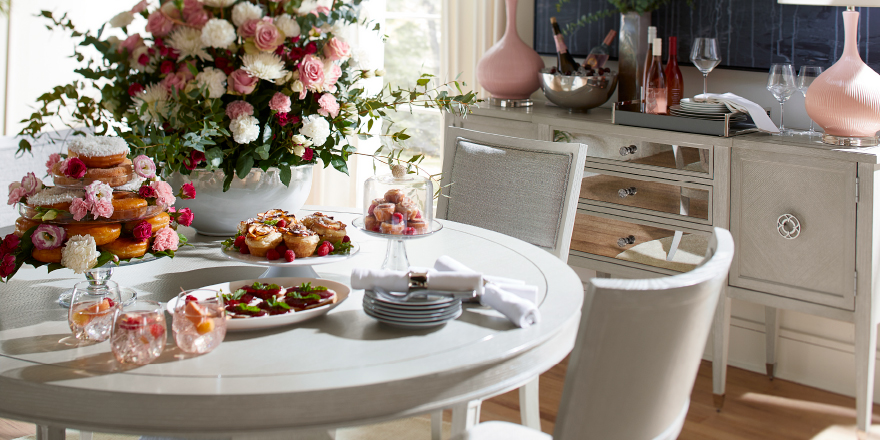 We wish you the most stylish weekend ever! 👏 Call up your brunch bunch and invite them over for a little soiree. 🍷 🥐 #weekendbrunch 
See how you can create a simply elegant space for chic entertaining. bit.ly/2Pf8Eev