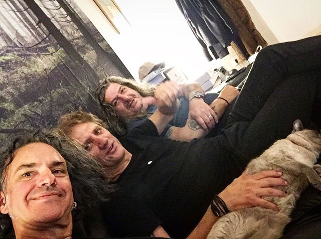Richard Coleman (@colemanrichard) on Twitter photo Fin de ensayos. Satisfechos. Especialmente la gata. #graciastotales #ensayos #friends #cat <a href="/CharlyAlberti/">Charly Alberti</a> <a href="/sodastereo/">Soda Stereo</a> #adriantaverna #jackie Fin de ensayos. Satisfechos. Especialmente la gata. #graciastotales #ensayos #friends #cat <a href="/CharlyAlberti/">Charly Alberti</a> <a href="/sodastereo/">Soda Stereo</a> #adriantaverna #jackie