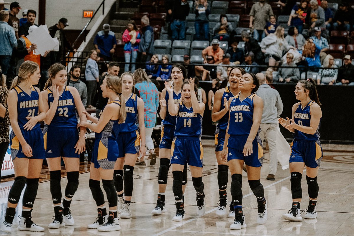 kaydipursley's tweet photo. the best friends, the best teammates, the best family i could ever ask for. thank you lady badger basketball for all the sweet mems. #11 out. https://t.co/D93zAYVF92