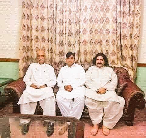 north1122_news's tweet photo. کچھ دنوں سے پی ٹی ایم والے رو رہے تھے کہ احسان اللہ احسان کو چھوڑ دیا اور نقیب کے قاتل کو بھی 
احسان اللہ احسان کا کیا معاملہ ہے یہ تو معلوم نہیں ابھی، وہ قانون اور عدالتوں کے کام ہیں
آپ ذرا ان سے پوچھے کے یہ کیا ہے جن کی وجہ سے اور جس کے نام پر پارٹی بنائی اُنکی ہی چاپلوسی https://t.co/ObyQWdOScs
