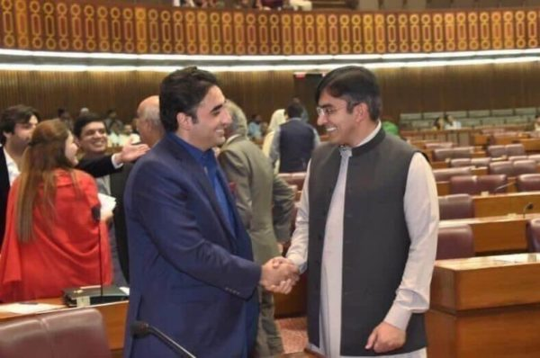 north1122_news's tweet photo. کچھ دنوں سے پی ٹی ایم والے رو رہے تھے کہ احسان اللہ احسان کو چھوڑ دیا اور نقیب کے قاتل کو بھی 
احسان اللہ احسان کا کیا معاملہ ہے یہ تو معلوم نہیں ابھی، وہ قانون اور عدالتوں کے کام ہیں
آپ ذرا ان سے پوچھے کے یہ کیا ہے جن کی وجہ سے اور جس کے نام پر پارٹی بنائی اُنکی ہی چاپلوسی https://t.co/ObyQWdOScs