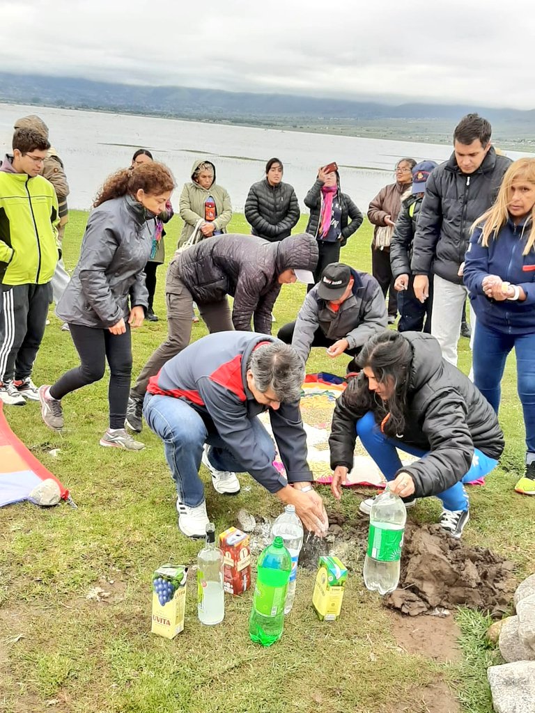 MinSegTuc's tweet photo. Limpian el lago La Angostura en homenaje a la Pachamama: El ministro, @ClaudioAMaley, junto  ambientalistas, voluntarios y policías, colaboraron en el trabajo de forestación y limpieza que se realizó en El Mollar. #HomenajealaPachamama #Tucumán https://t.co/CMel1p2TSi