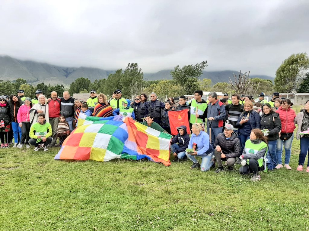 MinSegTuc's tweet photo. Limpian el lago La Angostura en homenaje a la Pachamama: El ministro, @ClaudioAMaley, junto  ambientalistas, voluntarios y policías, colaboraron en el trabajo de forestación y limpieza que se realizó en El Mollar. #HomenajealaPachamama #Tucumán https://t.co/CMel1p2TSi