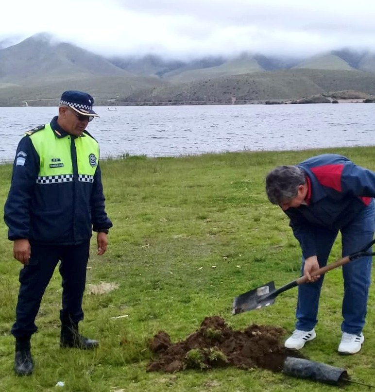 Limpian el lago La Angostura en homenaje a la Pachamama: El ministro, <a href="/ClaudioAMaley/">Claudio Adolfo Maley</a>, junto  ambientalistas, voluntarios y policías, colaboraron en el trabajo de forestación y limpieza que se realizó en El Mollar. #HomenajealaPachamama #Tucumán