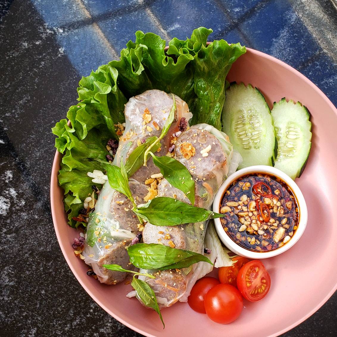 SenKhao_'s tweet photo. Have you tried one of our latest winter menu additions? These fresh rolls are bursting w/ flavors! 😋

YAW DEEB LOOD SIIN🌶️🥬
Fresh roll w/ lemongrass beef meatball, rice noodle, herbs. Served w/ spicy peanut sauce (you can request without nuts too!) 😍🙏 #LaoFood https://t.co/cg6pnGm58Y