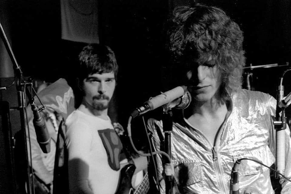 BowiesBecOddity's tweet photo. On this date 50 years ago my brother went along to this gig , he's one of the reasons I became a DB fan over 44+ years ago.
The love continues...
#Rainbowman #Hypeman #Cowboyman #Gangsterman #Roundhouse
❤❤❤❤
David Bowie & Tony Visconti photo by Ray Stevenson. https://t.co/PUSoVsFlWQ